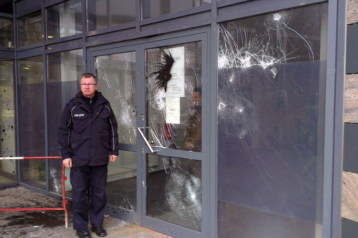 Fassungslos steht dieser Beamte im Januar 2015 vor der demolierten Wache.
Jetzt wird sie für 482.000 Euro aufgerüstet.