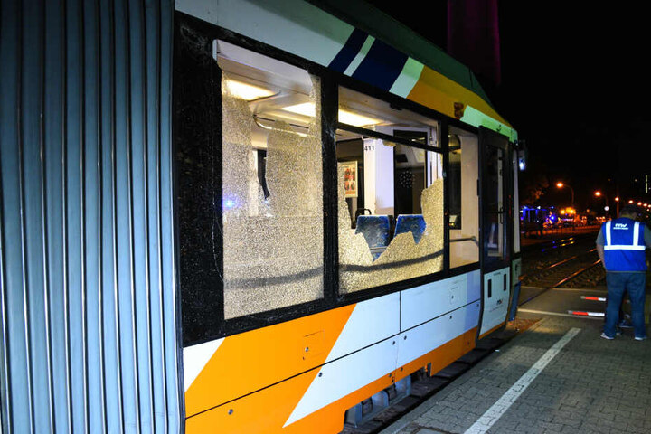 Die Scheiben der Straßenbahn sind zu Bruch gegangen.