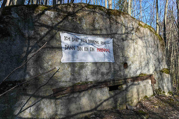 Dahinter lagerten in den 80-er Jahren Atomsprengköpfe: So sieht der verschüttete Geheim-Bunker der Sowjets heute aus.