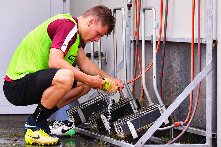 Selbst ist der Junior: Kevin Ehlers nach dem Training beim Schuheputzen.