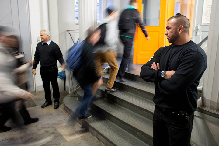 Nicht der erste Wachschutz an einer Berliner Schule: Bereits 2012 bewachten Mostafa Mousavi (l) und Okan Bicakci Schüler in Neukölln.
