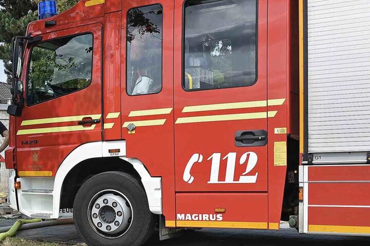 Die Feuerwehr musste die Unfallstelle aufräumen und den Verkehr regeln. Dafür will der Kläger nicht bezahlen. (Symbolbild)