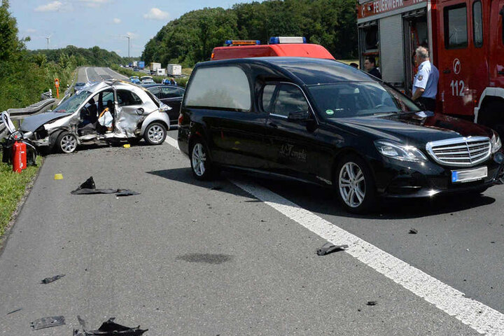 Ein Leichenwagen war ziemlich schnell an der Unfallstelle.