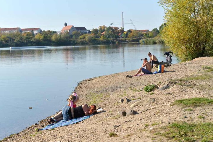 Am Kiesgrubenstrand sonnten sich die Sommerfreunde am Montag bei sommerlichen Temperaturen.