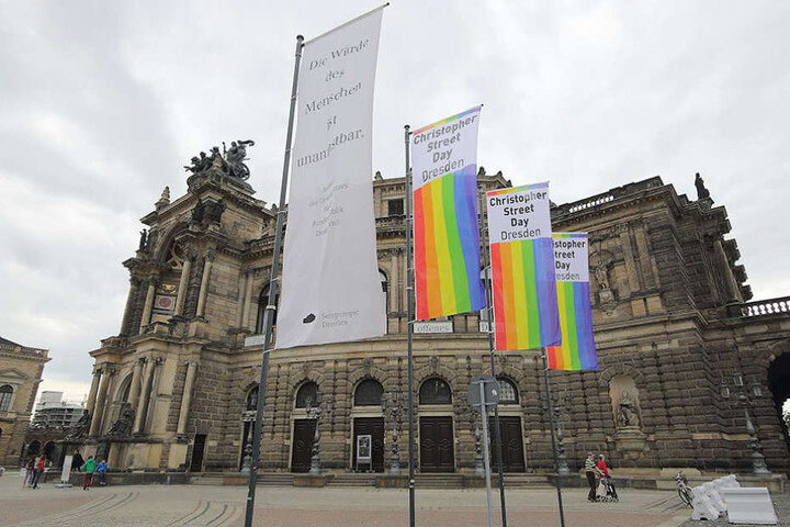 Am Theaterplatz hingen auch im vergangenen Jahr die CSD-Flaggen.