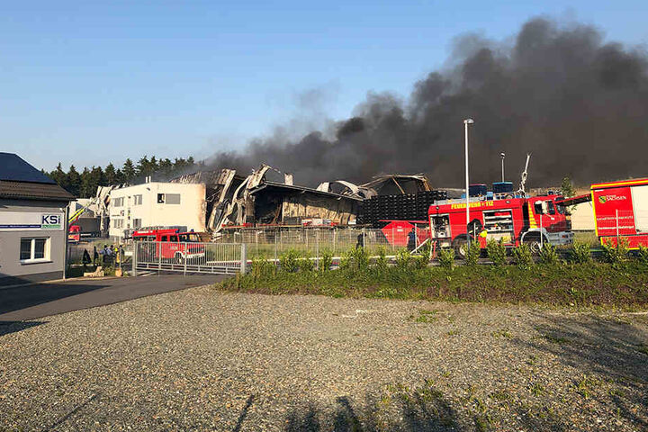 Das Feuer war am späten Mittwochnachmittag in einer Chemiefabrik nahe Reichenbach ausgebrochen.
