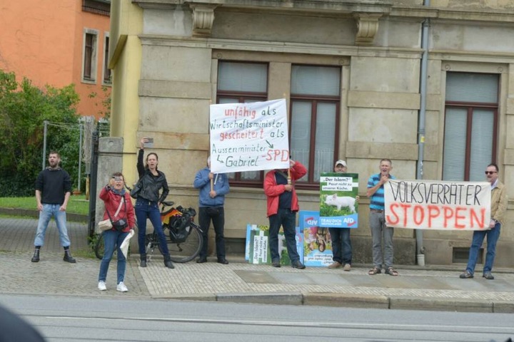 Die Pöbler wurden von der Polizei auf die andere Straßenseite gestellt.