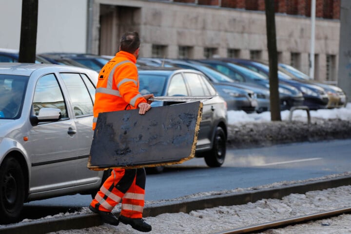 In der Annaberger Straße wurden Dachteile auf die Fahrbahn geweht.