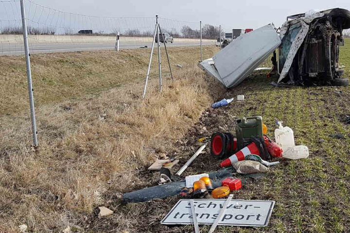 Das Begleitfahrzeug landete neben der Autobahn.