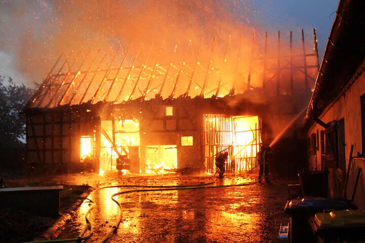 Das Gebäude stand lichterloh in Flammen.