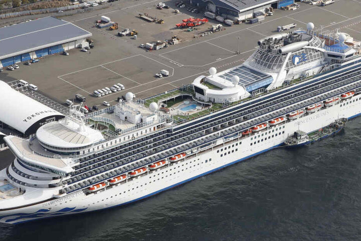 Das Kreuzfahrtschiff Diamond Princess liegt an einem Hafen an. Den Passagieren und Besatzungsmitgliedern wurde das Verlassen des Schiffes verwehrt.