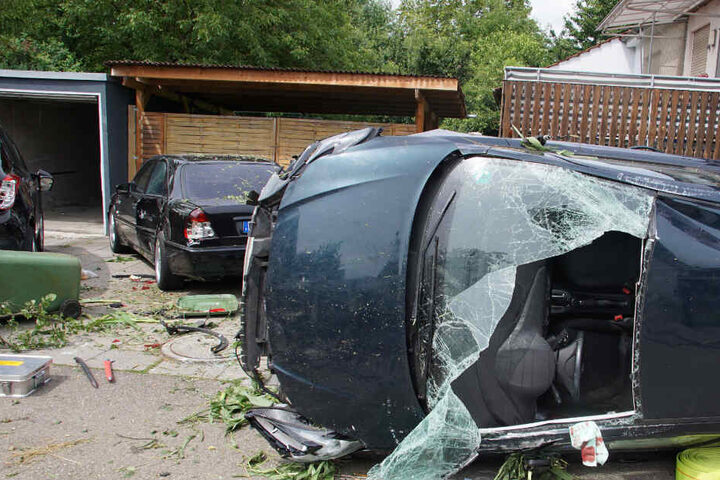 Der Wagen der Frau kam auf der Seite liegend zum Stillstand.