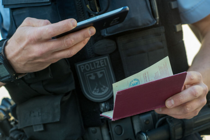 Die Polizei sucht mit Hochdruck nach dem 24-Jährigen. (Symbolbild)