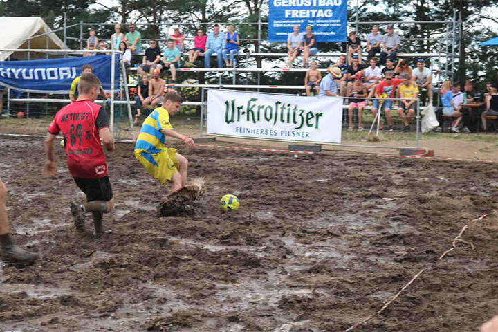 Wer im Schlamm von Wöllnau seinen Schuh verliert, muss barfuß weiterkicken.