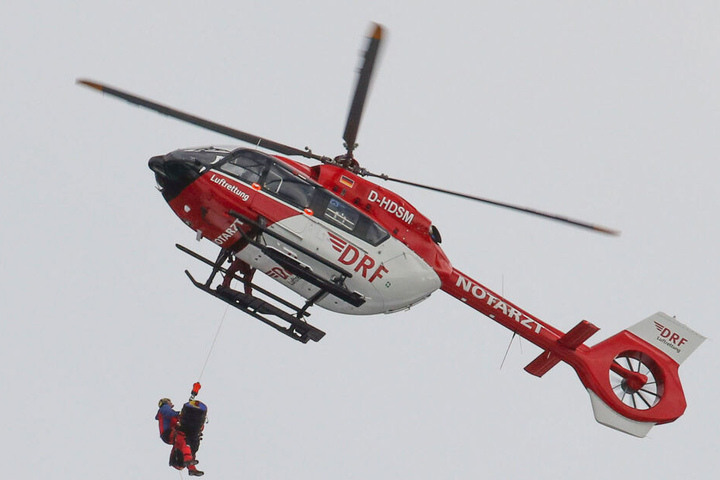 Ein Rettungshubschrauber brachte die beiden in ein Münchner Krankenhaus. (Symbolbild)