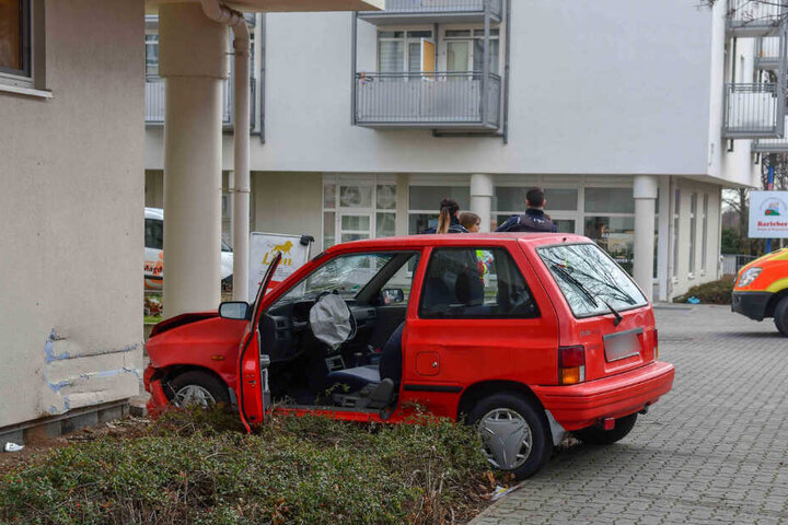 Der 70-Jährige verwechselte Bremse und Gas und rauschte in die Hauswand.