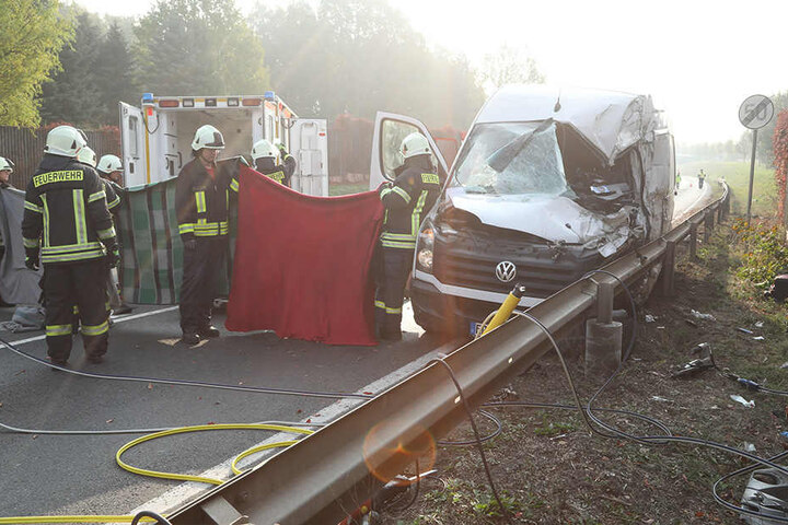 Der schwer verletzte Fahrer des Transporters wurde in ein Krankenhaus gebracht.