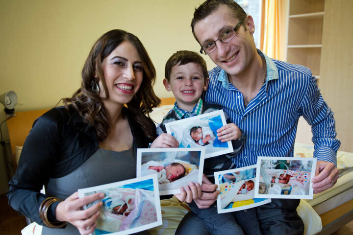 Die Eltern Fedah (li.) und Makarios Touma zeigen zusammen mit ihrem Sohn Michael die Fünflinge, die am 12. November 2013, geboren wurden.