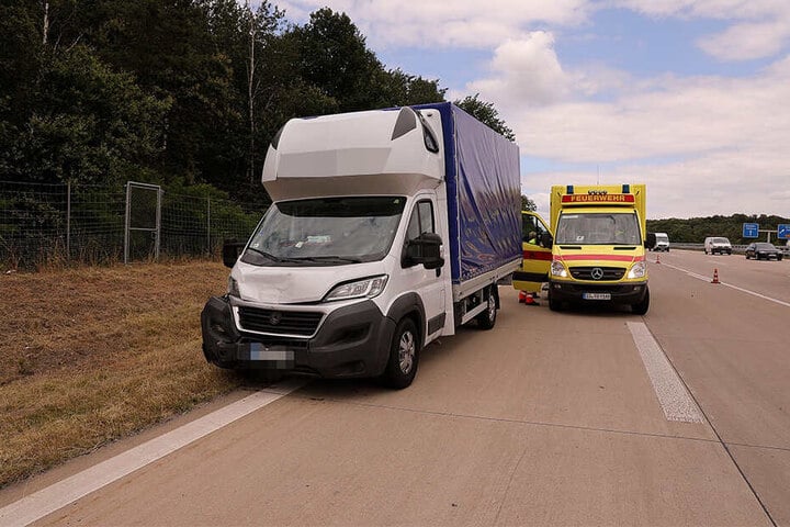 Die Insassen im Transporter sollen unverletzt geblieben sein.