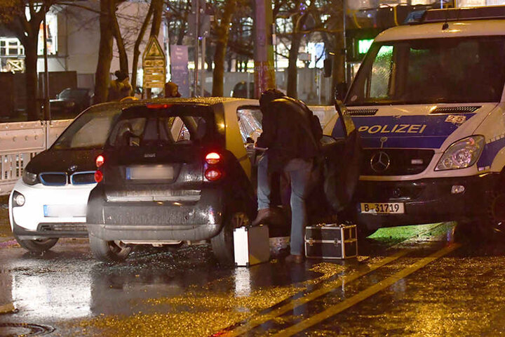 Ein als gestohlen gemeldetes Fahrzeug (M) steht neben einem Polizeiauto auf der Spandauer Straße am Roten Rathaus.