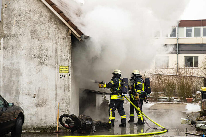 Die Löschkräfte mussten dicht an die Garage heran, um die Flammen kontrollieren zu können.
