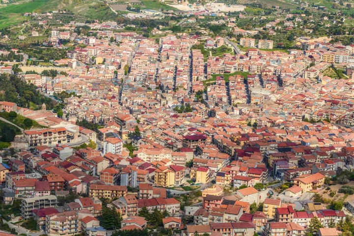 Die Stadt Cammarata aus der Lust.