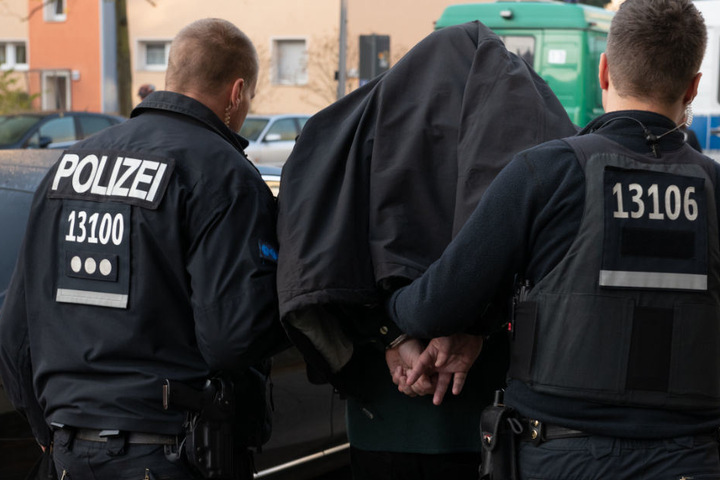 Nach einer Razzia in Tempelhof führen Polizisten ein Mitglied eines arabischstämmigen Clans ab. (Archiv)