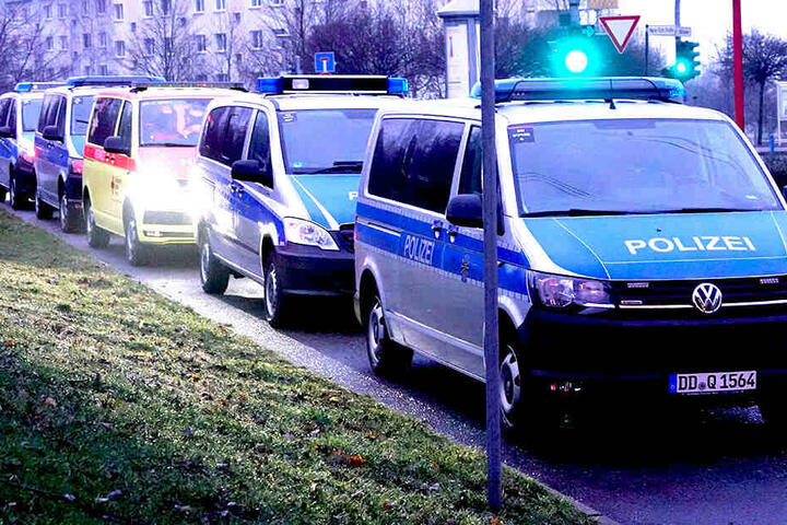 Mehrere Polizeiautos rückten zur Marie-Tilch-Straße aus.