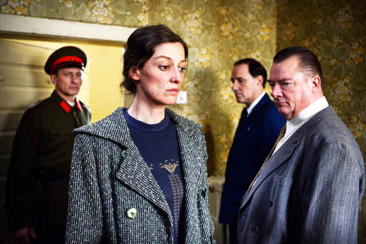 Antonia Berger (Zweite von links; Alexandra Maria Lara) darf nichts von ihrer Vergangenheit im russischen Gulag preisgeben.