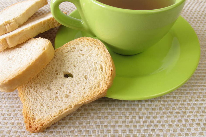 Zwieback und eine Tasse Tee können direkt bei Sodbrennen eingenommen werden.