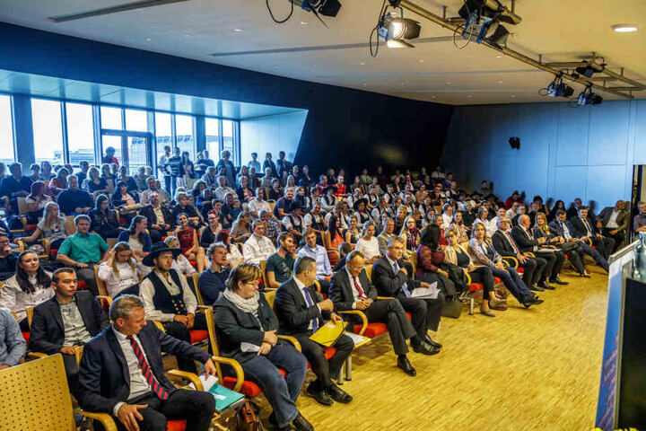 100 ausgelernte Gesellen wurden
gestern in die Berufswelt entlassen.