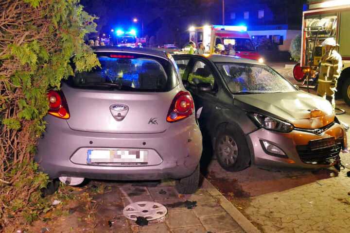 Mehrere Autos wurden von einem Bus teils äußerst schwer beschädigt.