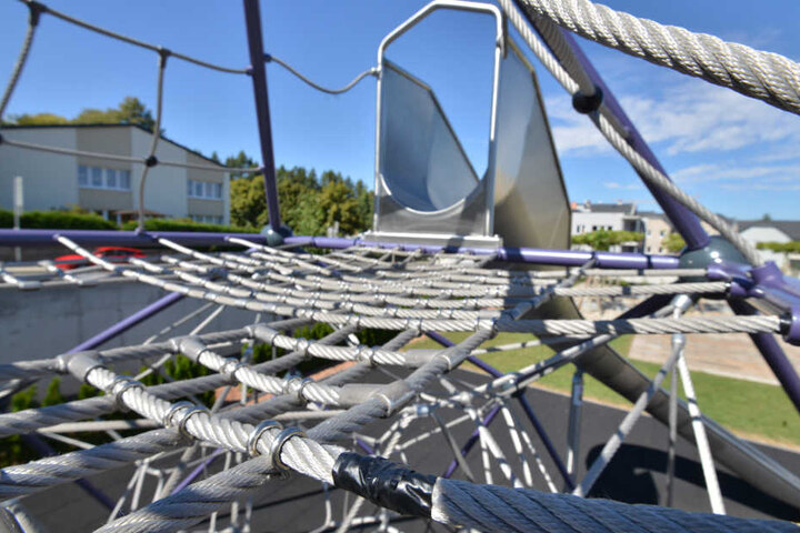 Beschädigte Kletterseile in Stollberg: Die Stadt hat die kaputten Stellen notdürftig überklebt.