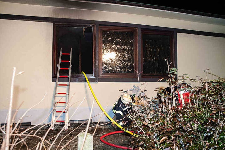 Durch dieses Fenster kam der Brandbeschleuniger in den Gemeindesaal.