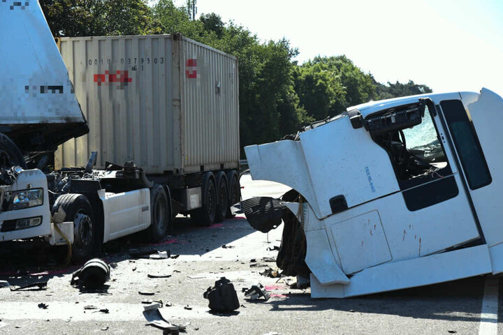 Das Führerhaus eines der Lastwagen wurde durch den Crash abgerissen.