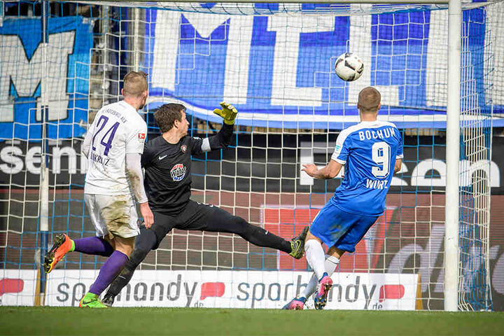 Da hat es eingeschlagen: Johannes Wurz (r.) drischt den Ball in Maschen. Martin Männel kann nur noch hinterherschauen.