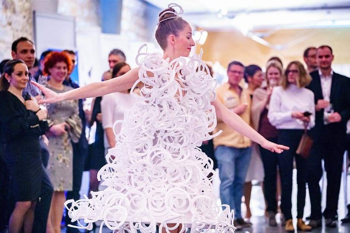 Ganz im Zeichen des Weißweins wurde bei einer Modenschau auch weiße Couture präsentiert.