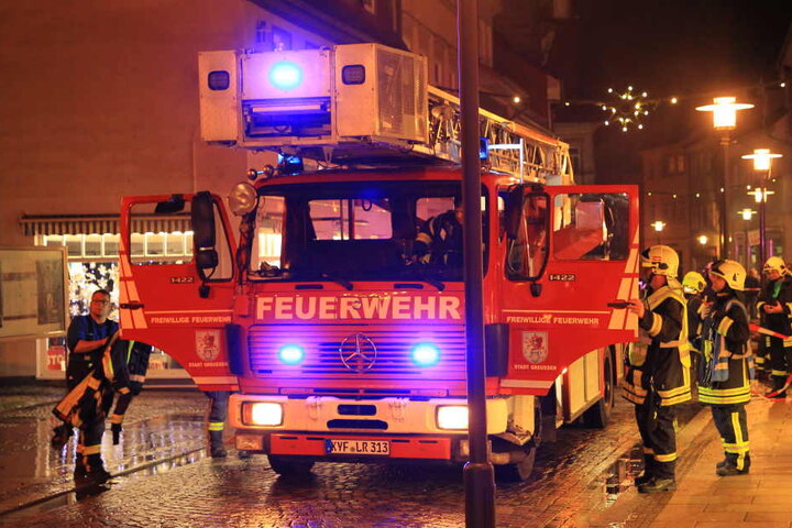 Seit mehr als zwölf Stunden versucht die Feuerwehr den Brand einzudämmen.