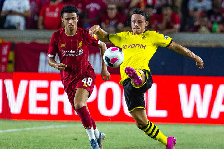 Der Neu-Dortmunder Nico Schulz (rechts) gegen den Liverpool-Kicker Curtis Jones.