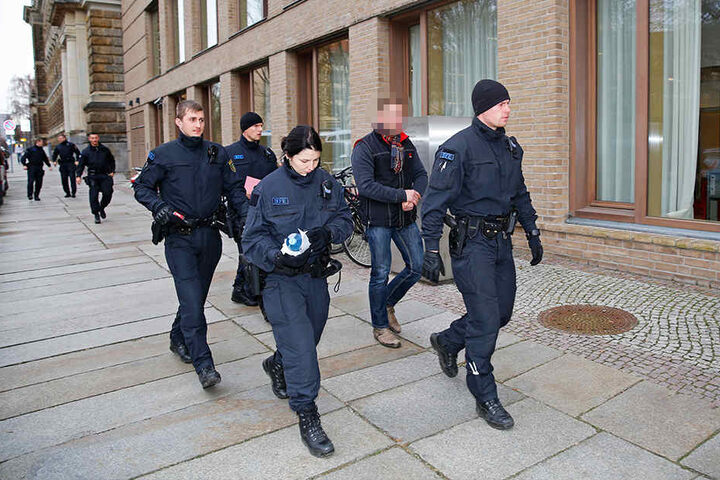 Bei der Razzia im November 2016 brachten Spezialkräfte fast im Minutentakt Verdächtigte zum Haftrichter.