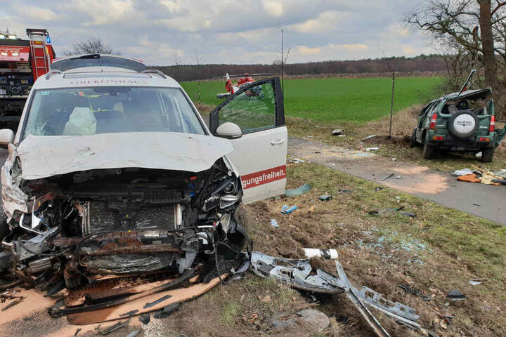 Beide Wagen wurden schwer beschädigt.