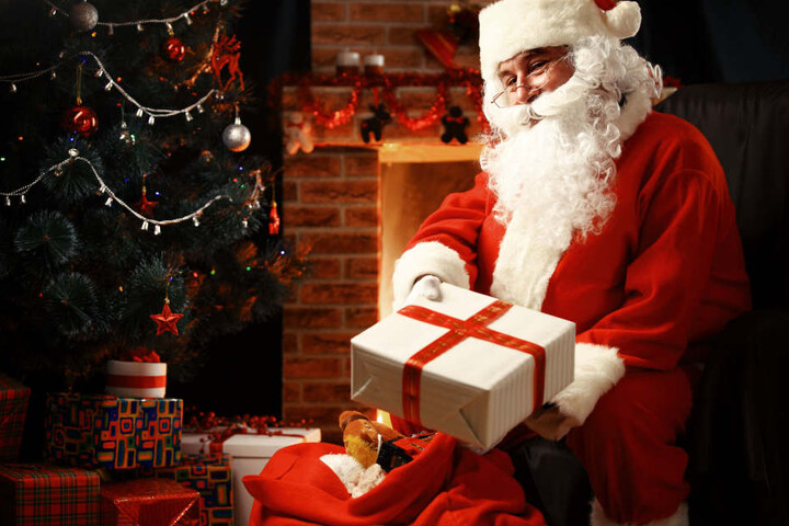 Der Nikolaus hat für die Kleinen am Samstag auf dem Wintermarkt einige Überraschungen dabei.