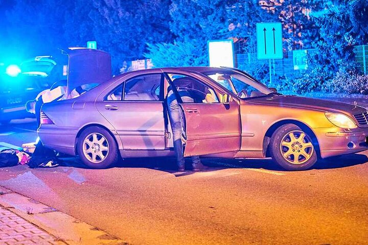 Der gestoppte Mercedes wird durchsucht.