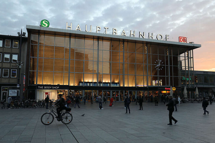 Der Festgenommene soll am Kölner Hauptbahnhof mehrere Passanten mit Bierdosen beworfen haben.