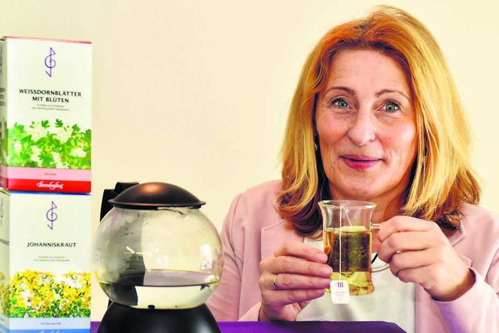 Bombastus-Mitarbeiterin Andrea Rammer (55) hat sich einen Johanniskraut-Tee aufgebrüht.