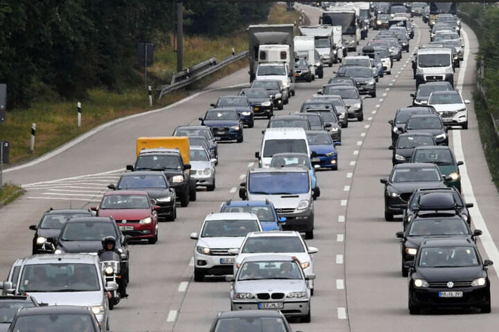 Für beide Vollsperrungen gelten Umleitungsempfehlungen. (Symbolbild)