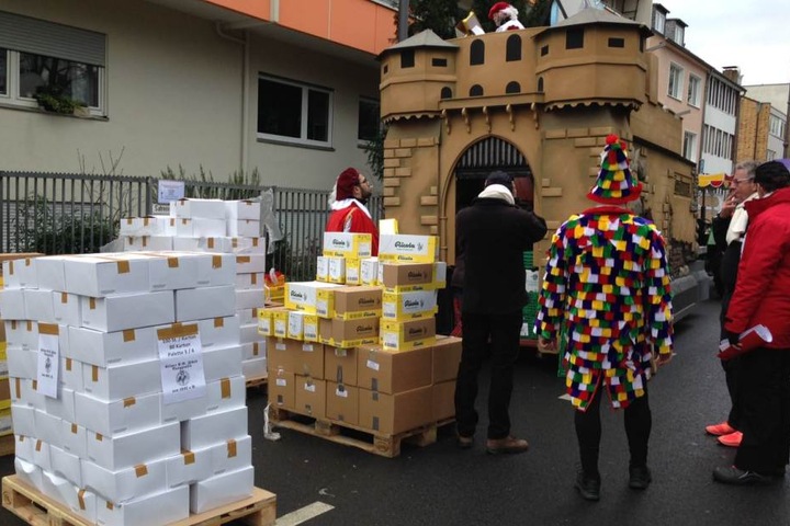 Beim Rosenmontagszug wird es wie gewohnt Tonnen von Kamelle für die Jecken geben.