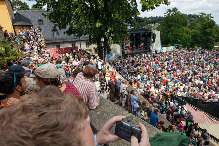 Hunderte Besucher sahen bereits in der Woche Auftritte der verschiedenen Bands.