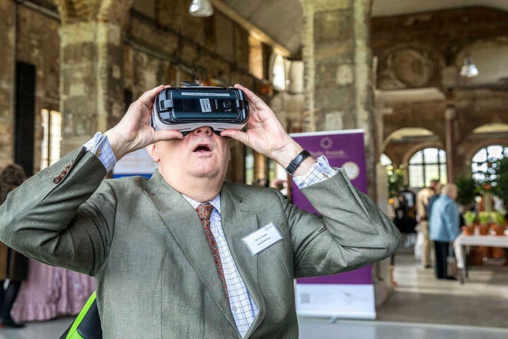 Schlösserland-Chef Christian Striefler (54) schaut mit der VR-Brille in die
verschiedenen Epochen von Schloss Rochlitz.