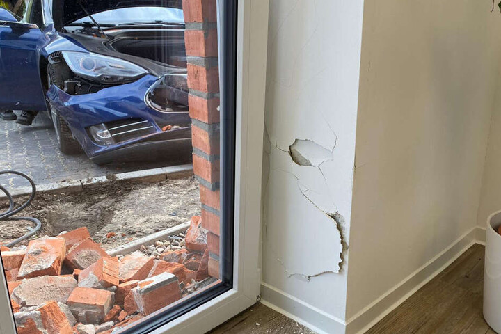 Das Gebäude wurde durch den Unfall auch innen beschädigt.